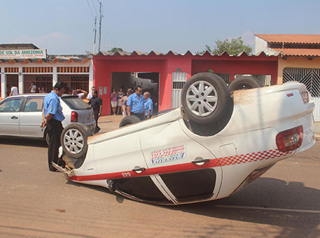 2208-policia-capotamento