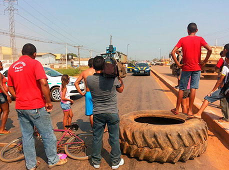 2608-cotidiano-bloqueioestrada