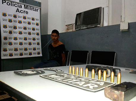 1609-policia-armanovemilimetros