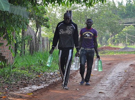 2209-cotidiano-haitianoscareregandoagua-altinomachado