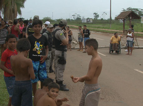 0310-cotidiano-protestoamadeobarbosa-tvgazeta