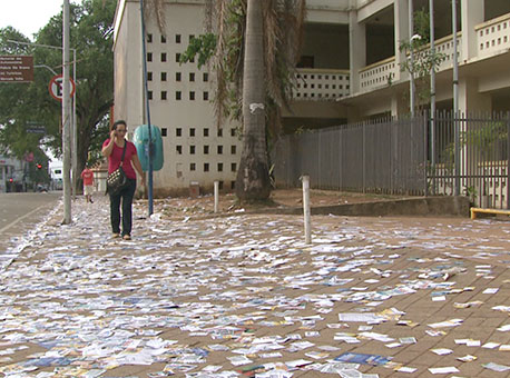 0610-cotidiano-lixoeleitoral-tvgazeta