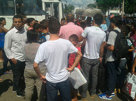 0112-cotidiano-protestoonibus-cleristom2