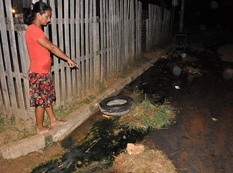 0412-cotidiano-reclamacaoesgoto-cleriston