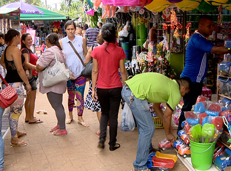 2712-cotidiano-comercioderuacrisenatalina-tvgazeta