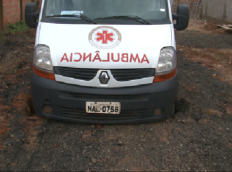2301-ambulancia-atolada-canaã
