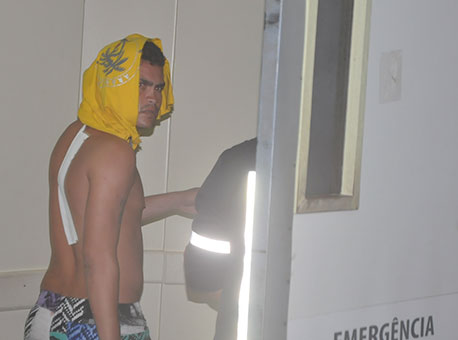 2801-homem-esfaqueado-briga-polícia