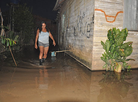 040215-cotidiano-familiaesgoto-cleriston
