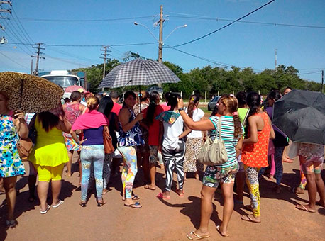 040215-policia-esposasgasolina-tvgazeta