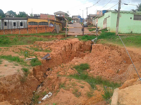 090215-cotidiano-craterajoaoeduardo-cleriston