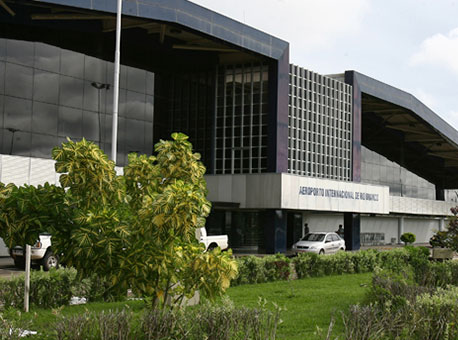 160215-aeroporto-avião-parado