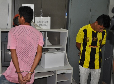 270215-policia-jovenspresos-arma