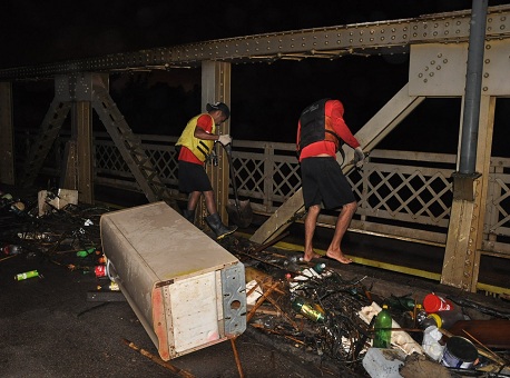 040315-cotidiano-lixo-ponte