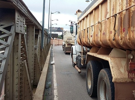 040315-cotidiano-ponte-caminhoes