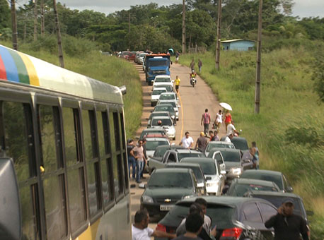010415-cotidiano-bloqueioestrada-tvgazeta