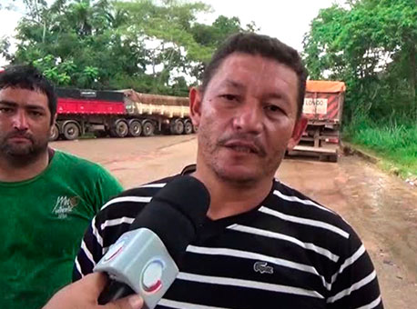 040415-policia-caminhoneirosolto-tvgazeta