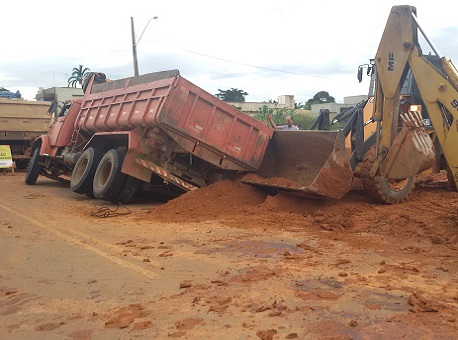 300415-cotidiano-caminhão-buraco2
