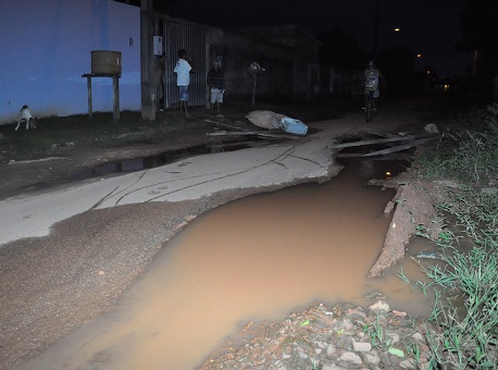300415-cotidiano-rua-esburacada