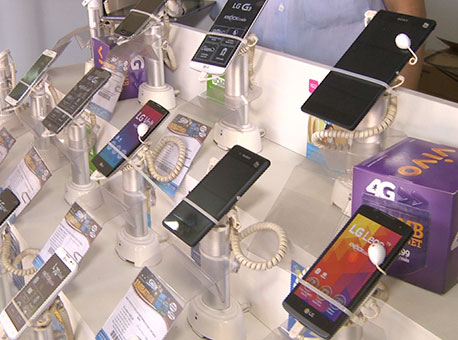 120615-cotidiano-celularesnamorados-tvgazeta