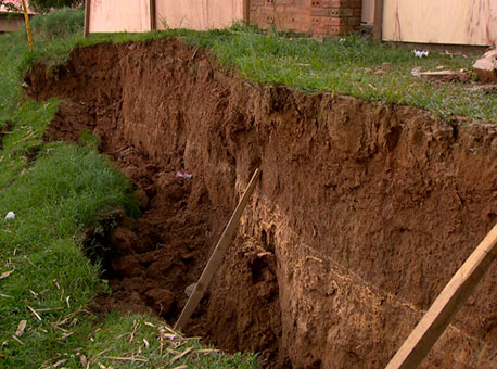 150615-cotidiano-desbarrancamento-tvgazeta