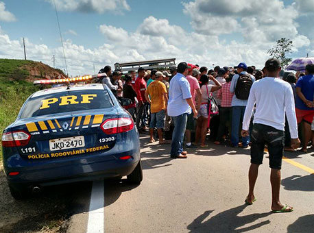 160615-cotidiano-bloqueiobrcaminhoneiros-cleriston