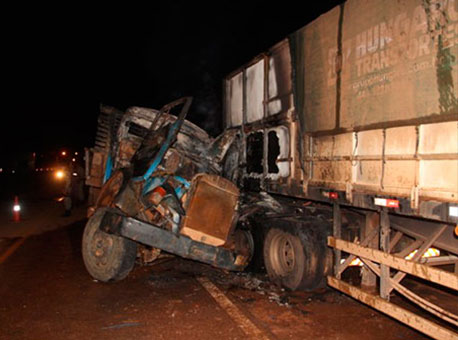 200615-policia-acidentecaminhoes-arquivotvgazeta