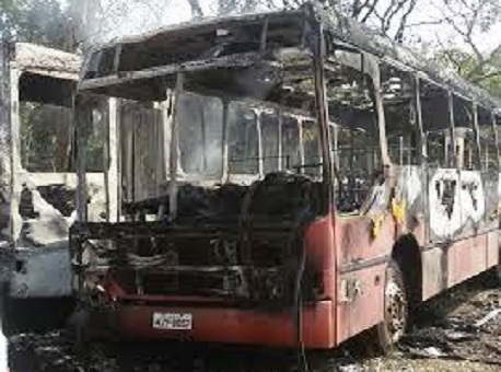 100715-policia-onibusqueimado