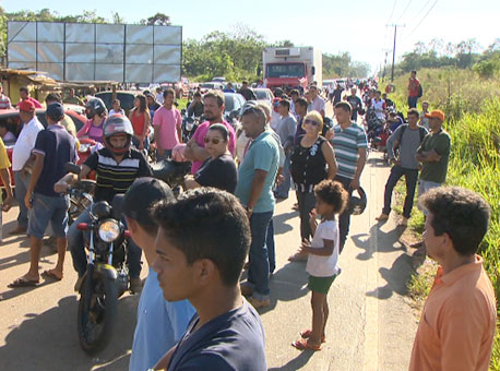 130715-cotidiano-posseirosbloqueioestrada-tvgazeta2