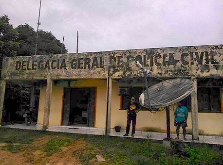 010915-policia-delegaciainvadida