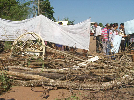 090915-cotidiano-protestotranacreana-tvgazeta