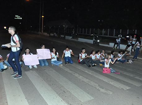 120915-cotidiano-protestoalunos-cleriston2