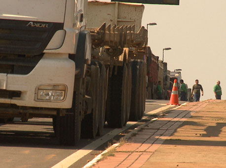 140915-cotidiano-protestocaminhoneiros-tvgazeta
