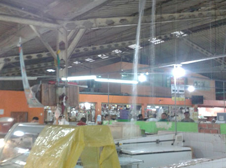 250915-cotidiano-mercadoeliasmansourchuva-lindsonalmeida2