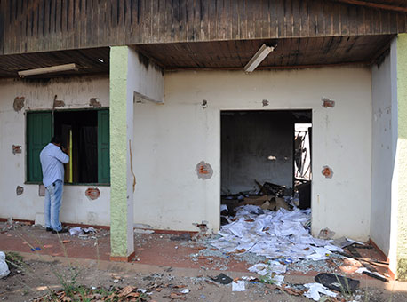 290915-cotidiano-protestomoradores-cleriston