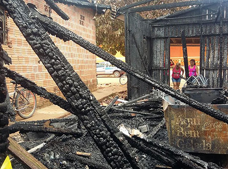 300915-policia-incendiobrasileia-almirandrade2