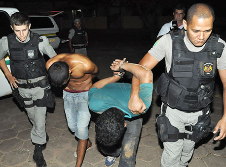 021015-policia-homenscomescopeta-cleriston