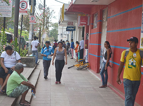 071015-cotidiano-paniconasruas-taianelima