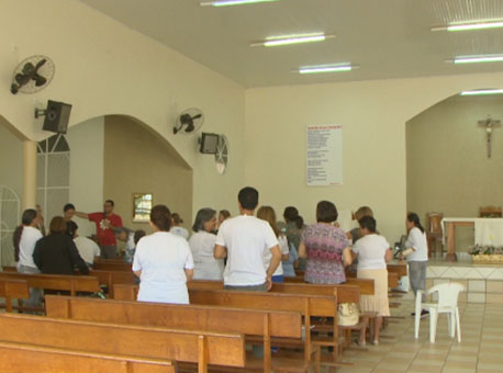 121015-cotidiano-rezapelasanta-tvgazeta