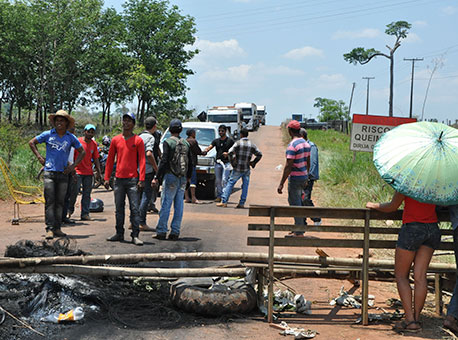 141015-cotidiano-estradabloqueada-taianelima2