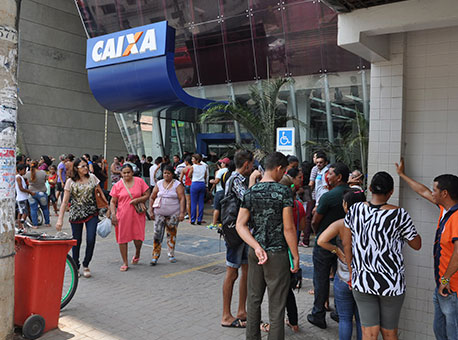 291015-cotidiano-filadacaixa-cleriston