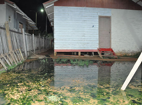 051115-cotidiano-esgotoemcasa-cleriston