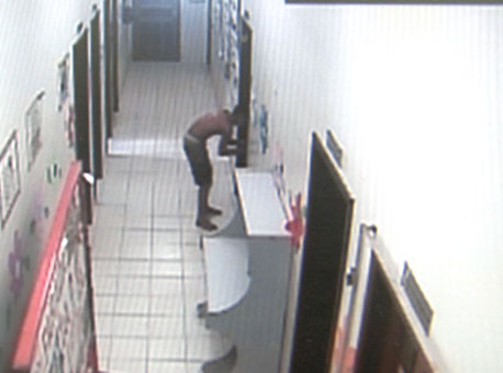 231115-policia-escolainvadida-cedida