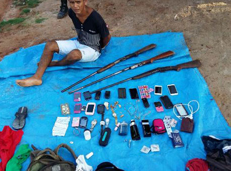 261215-policia-armasecelulares-cedida