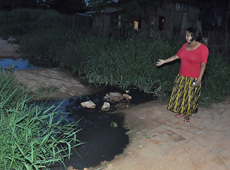 301215-cotidiano-mulhernoesgoto-cleriston