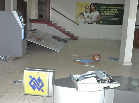 290216-policia-bancoarrombado-cleriston2