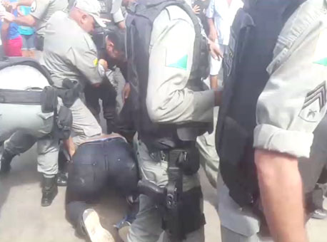 100316-policia-pescadorapanhando-cedida