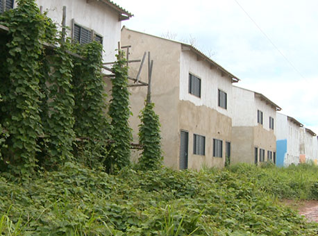 040416-cotidiano-condominioabandonado-tvgazeta