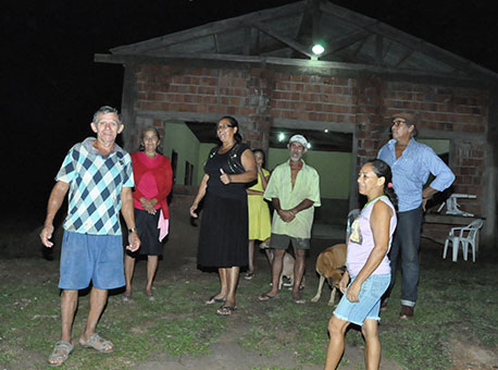 070416-cotidiano-comunidadeprotesta-cleriston