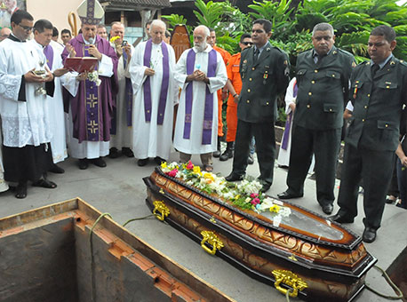 110416-cotidiano-enterropadrepaolino-cleriston