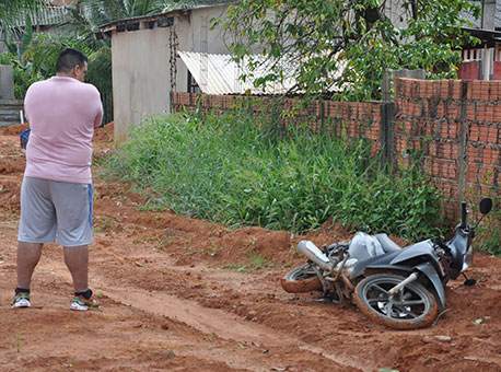 150416-policia-homemdiantedamoto-cleriston